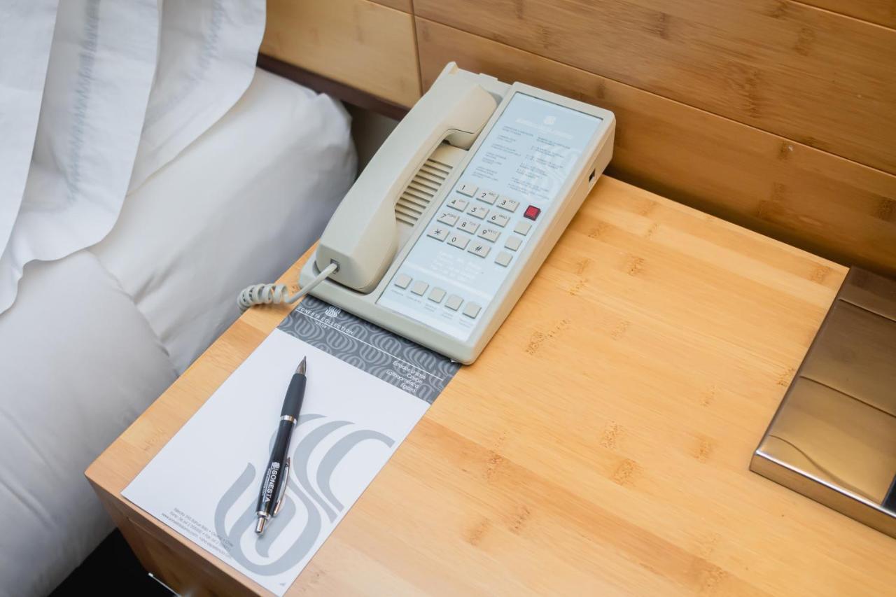 Sonesta Hotel Osorno Esterno foto A telephone in a hotel room