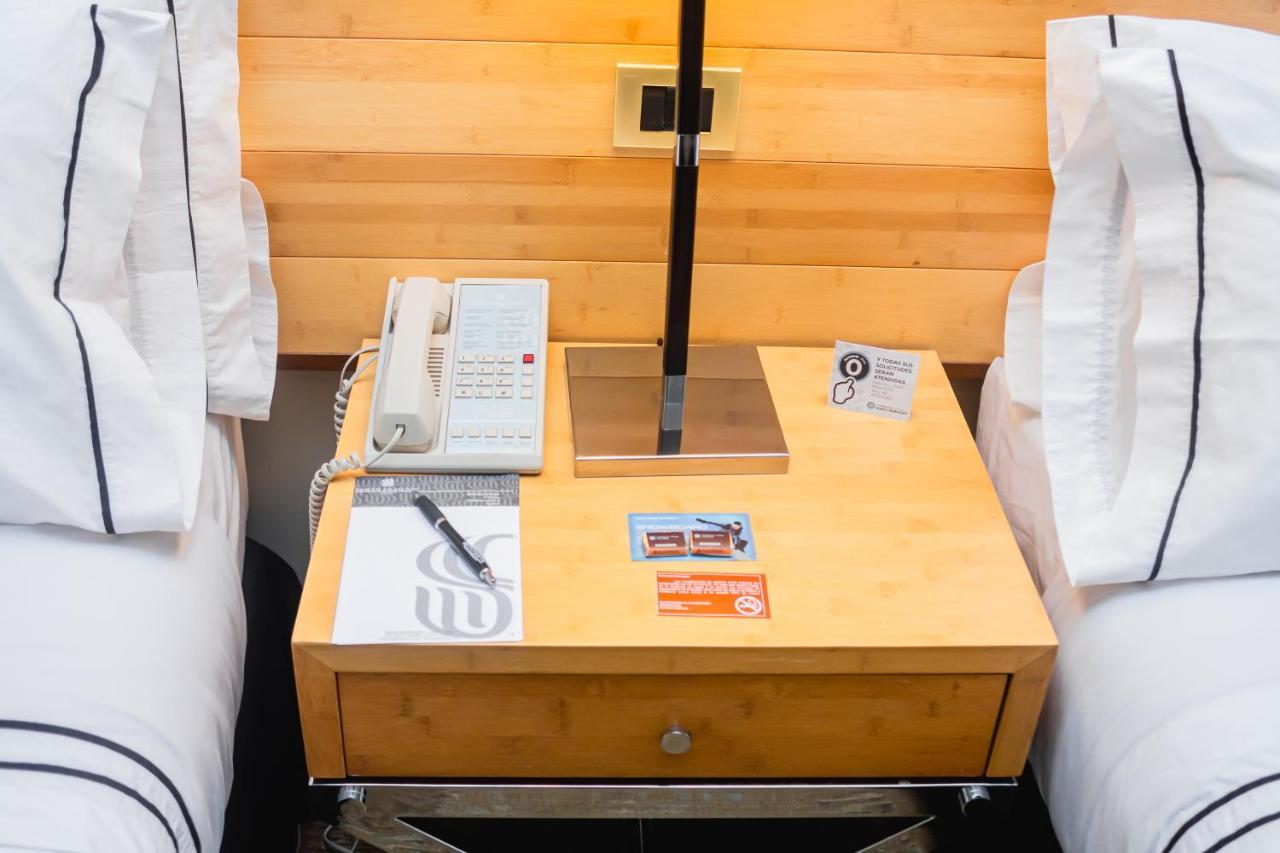 Sonesta Hotel Osorno Esterno foto A bedside table