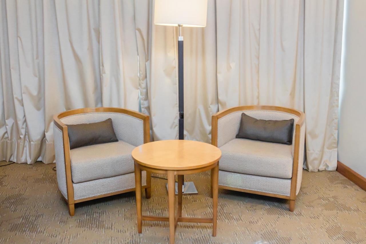 Sonesta Hotel Osorno Esterno foto A pair of club chairs