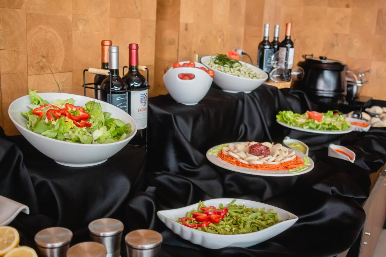 Sonesta Hotel Osorno Esterno foto A salad bar