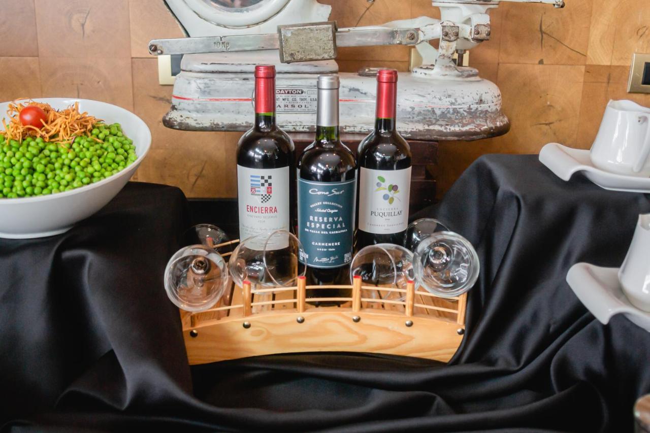 Sonesta Hotel Osorno Esterno foto Wine bottles and glasses